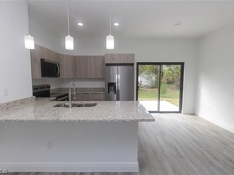 1217 Cellini St E — Photo 7