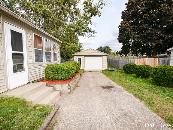 4th image of 2420 De Laat Ave SW