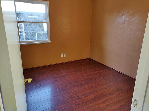 3rd image of 408 Gladys Ave