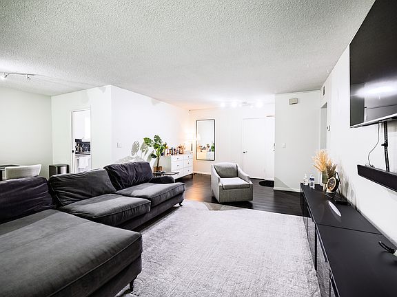 3rd image of 700 Westmount Dr APT 207