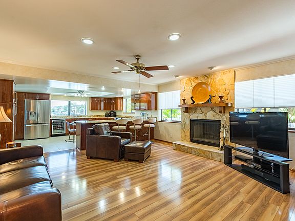 Family Room  (17' x 19')