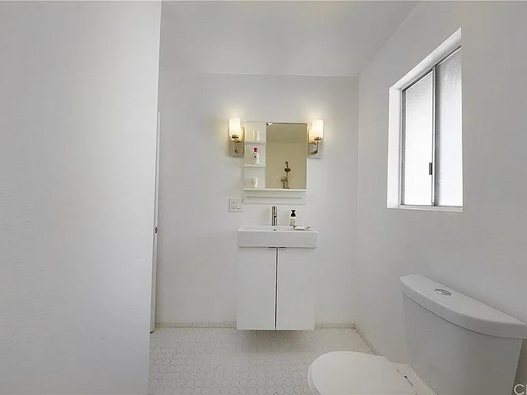 216 N Alhambra Ave — Photo 16