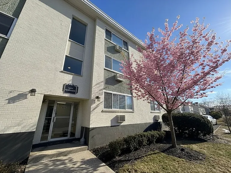Lynn Apartments — Photo 11