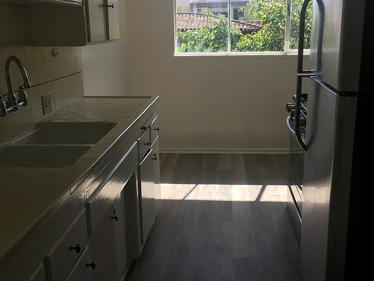1479 N Havenhurst Dr #2 — Photo 38