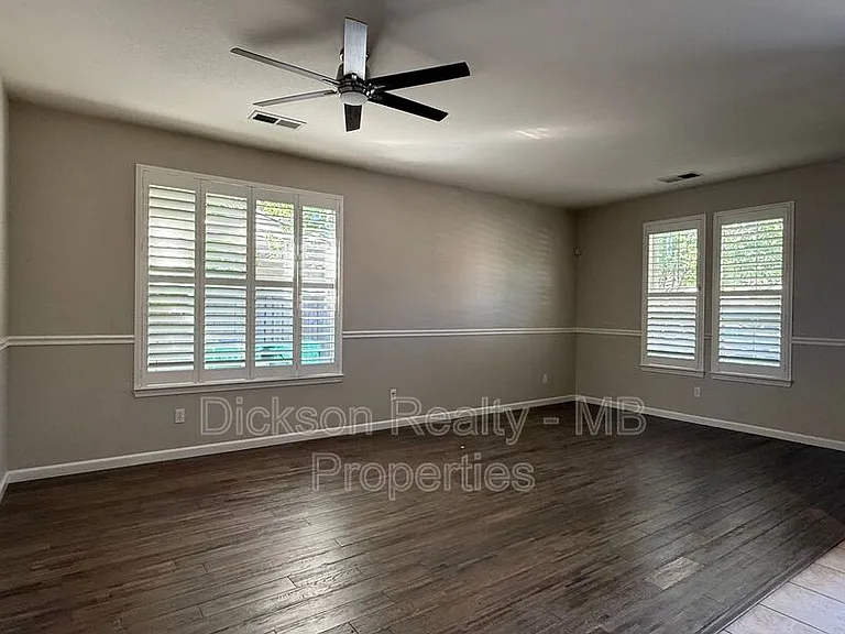 475 Dartmoor Ct — Photo 2