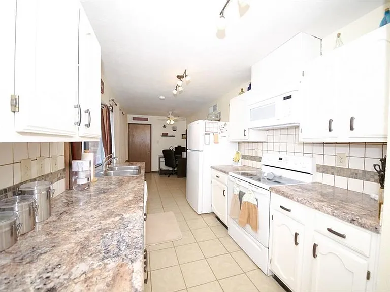 912 Lockhart Dr — Photo 10