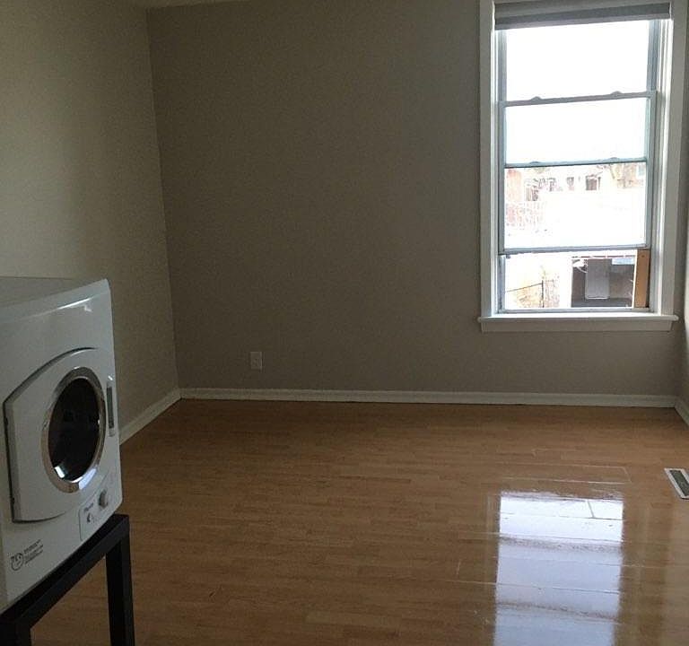 2nd image of 27 Holland St E