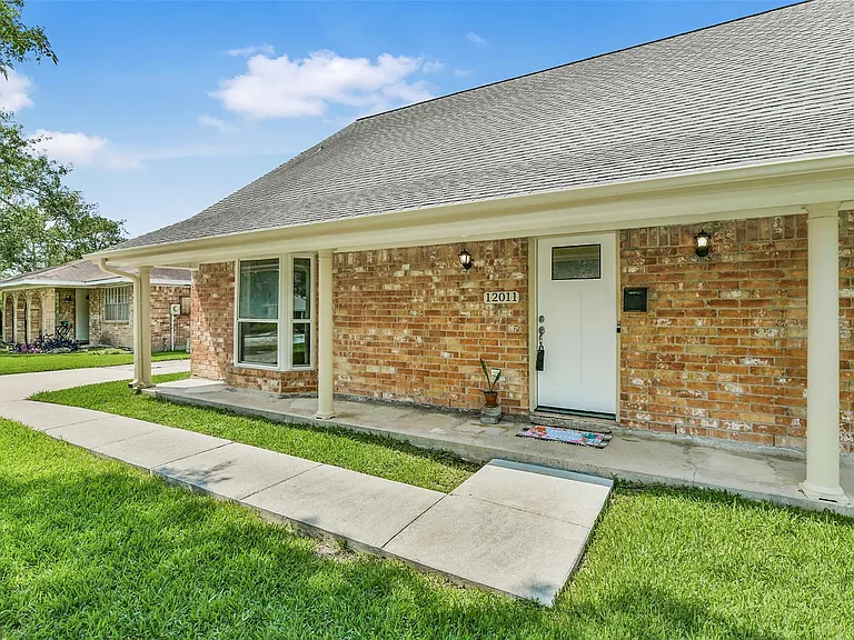 12011 Kirknoll Dr — Photo 1