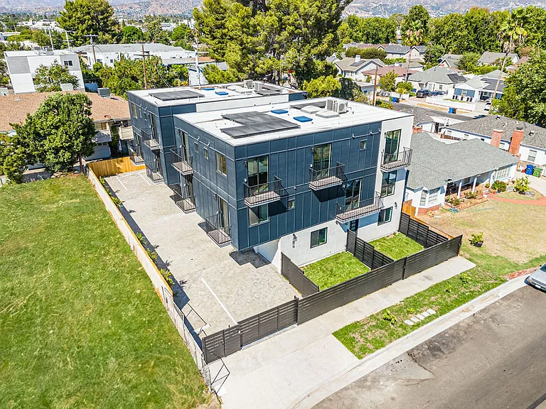 10717 Addison St — Photo 18