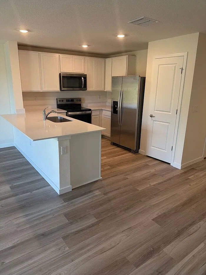 3 bed, 2.0 bath, 1463 sqft, $1,690 — Photo 3