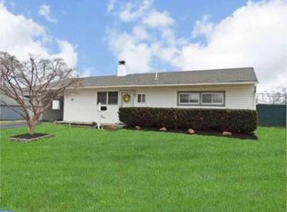 28 Garden Ln, Levittown, PA 19055