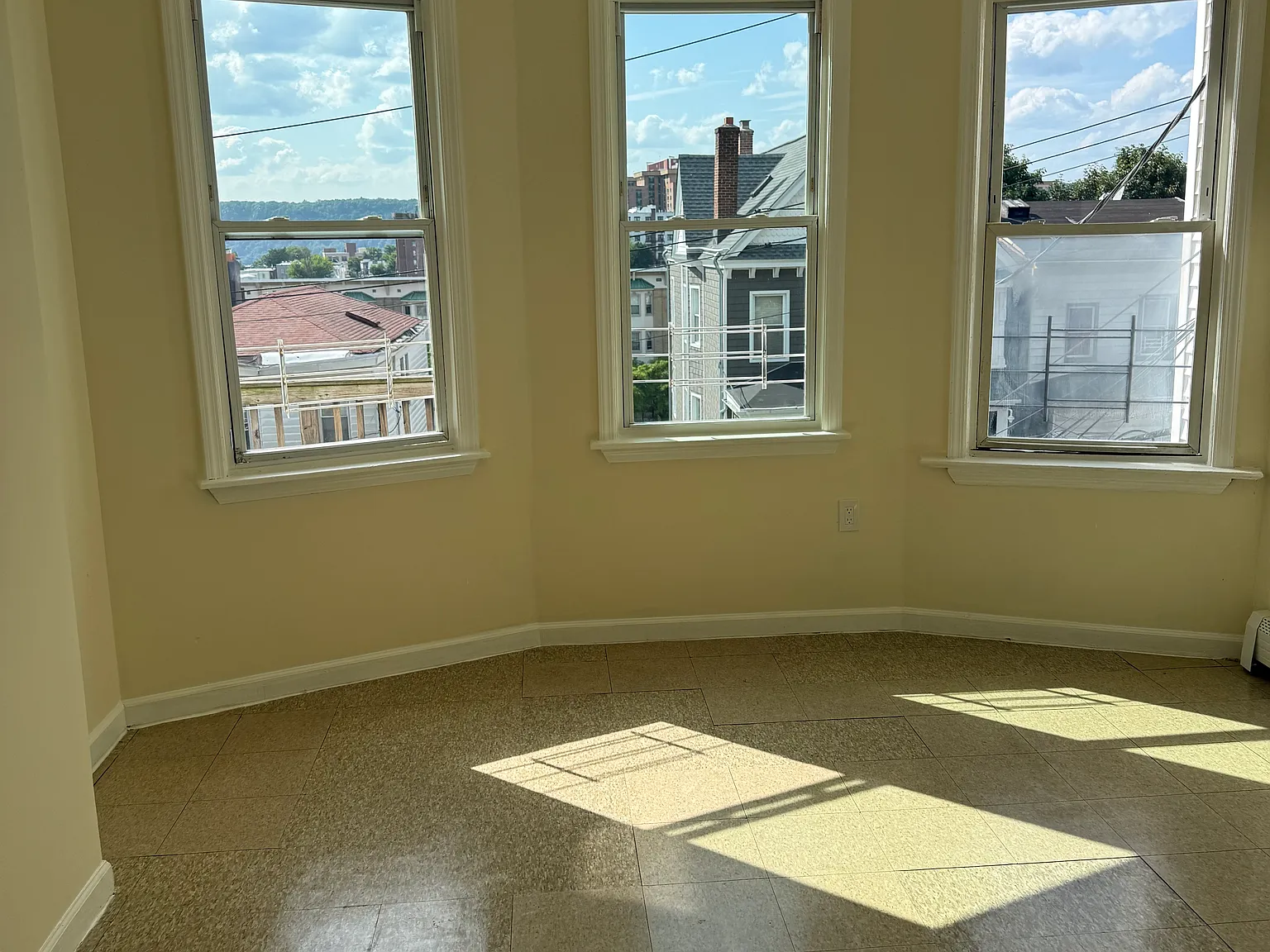 3 bed, 1000 sqft, $2,800 — Photo 1