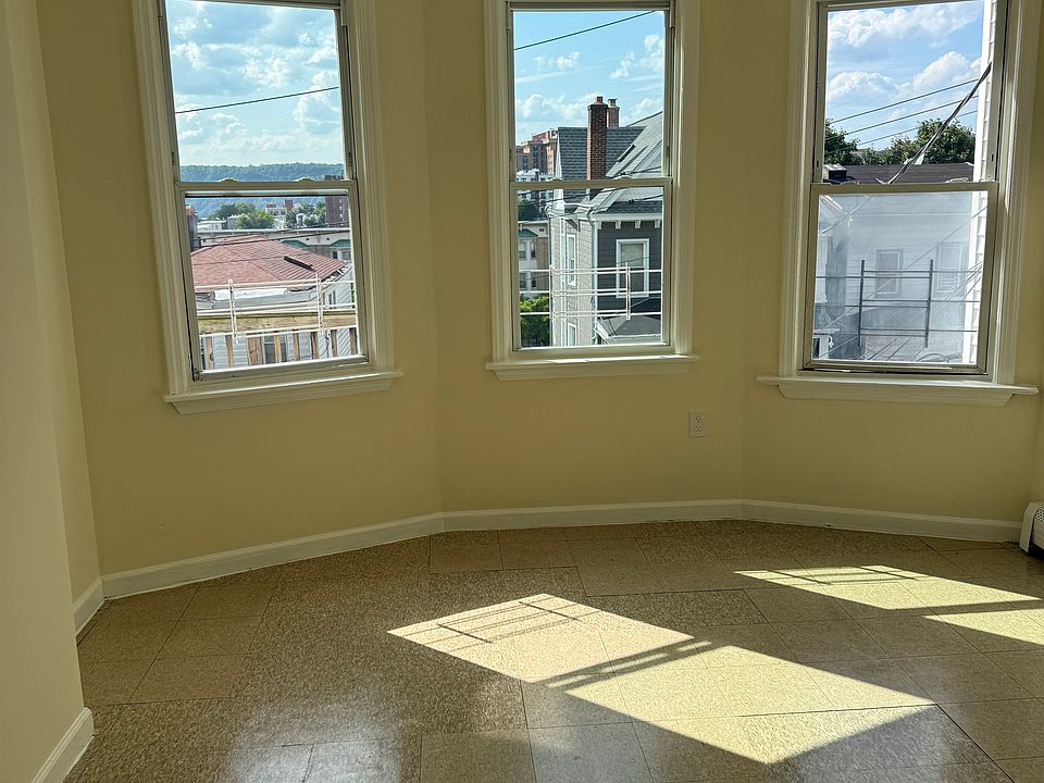 1st image of 32 Linden St #1