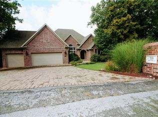 18 Holcombe Ln, Bella Vista, AR 72714