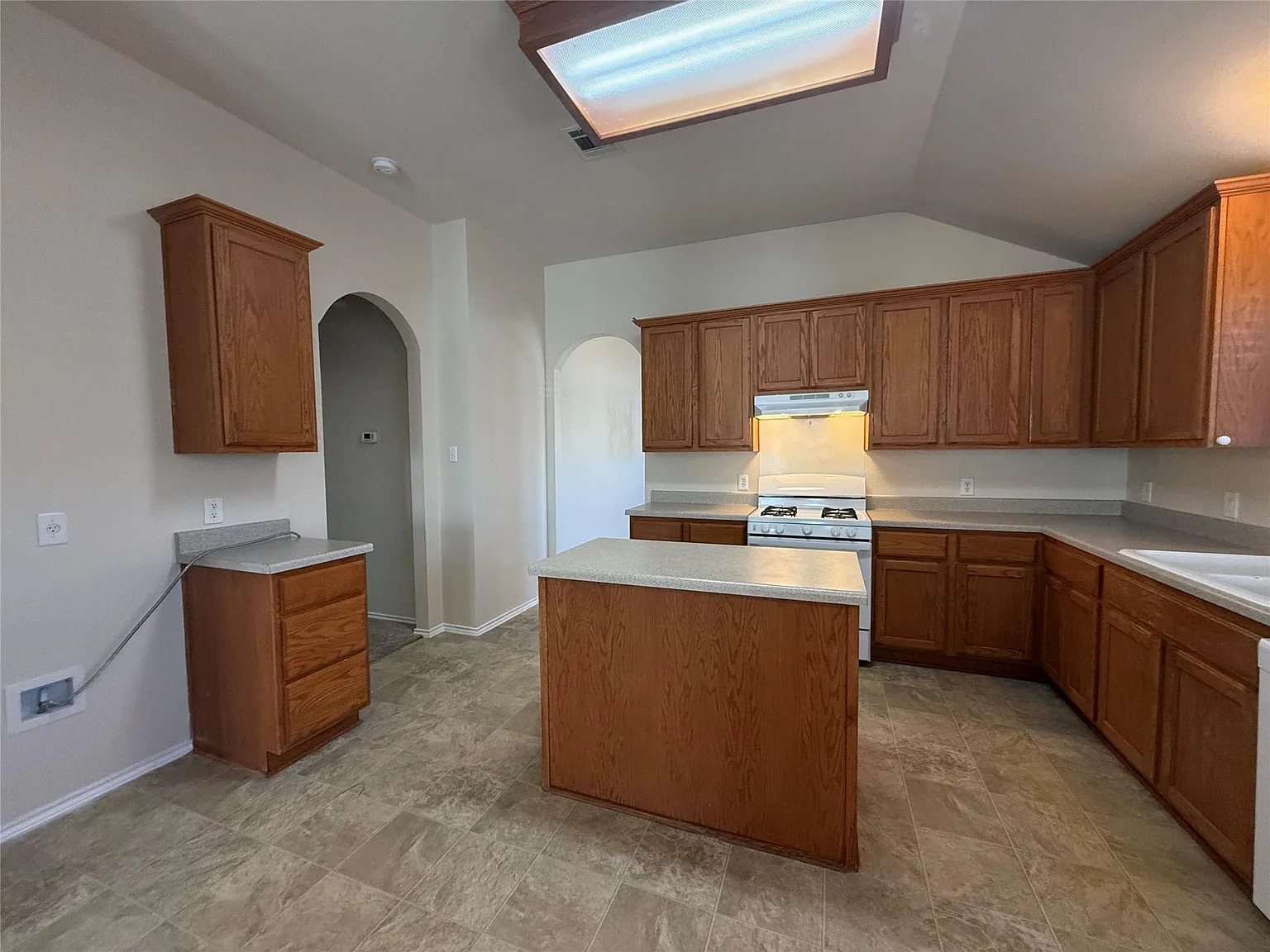 4 bed, 2.0 bath, 1917 sqft, $2,095 — Photo 4