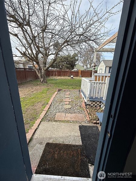 3rd image of 321 E Oak Street