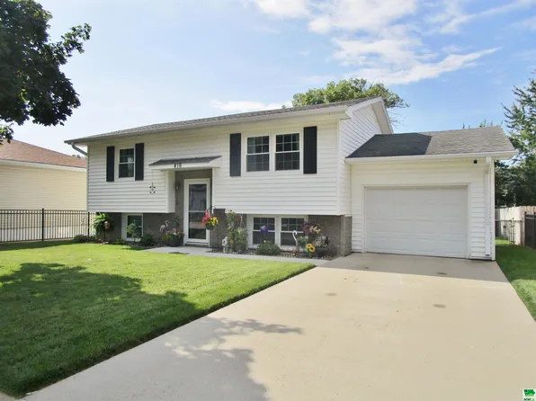 416 W 16th St, South Sioux City, NE 68776