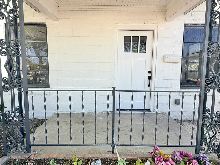 318 Uvalde St — Photo 3