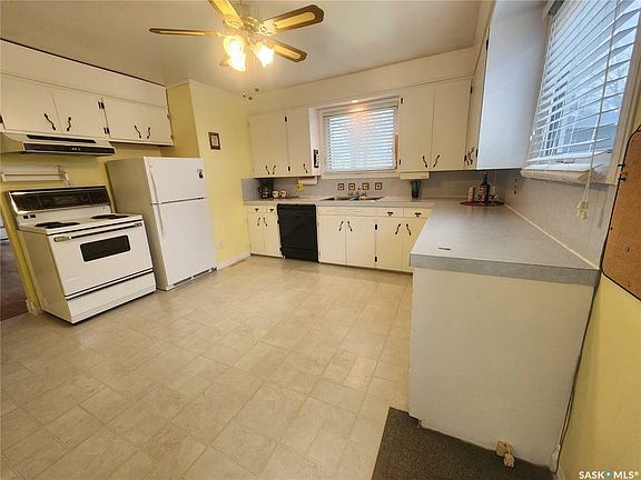 3rd image of 818 Mann Ave