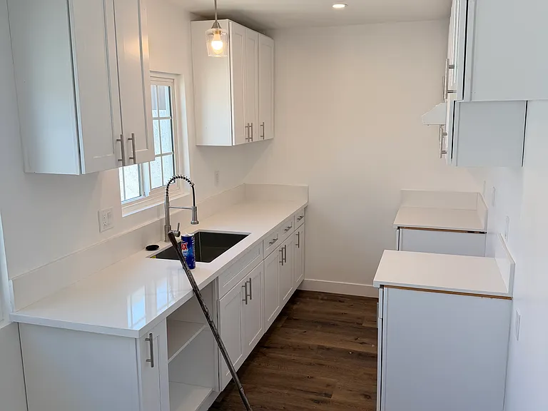 201 S Rowan Ave — Photo 2