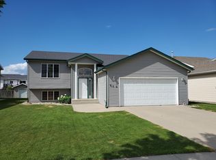 950 39 1/2 Ave W, West Fargo, ND 58078