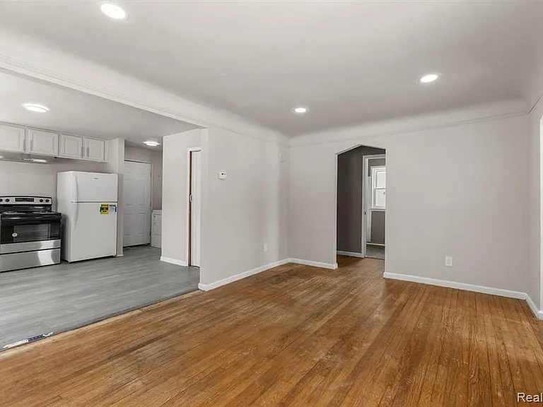 28643 Beechwood St — Photo 18