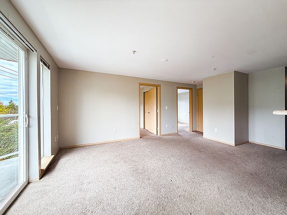 3rd image of 5200 Roosevelt Way NE APT 401