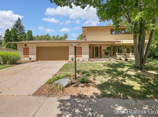 1625 Tremont Blvd NW, Grand Rapids, MI 49504