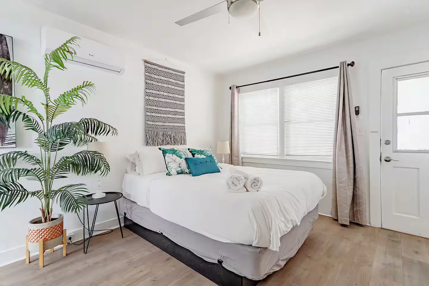 Studio, 300 sqft, $2,850 — Photo 1