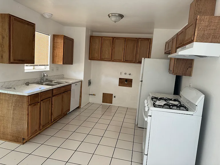 1100 Bryce Ln — Photo 3