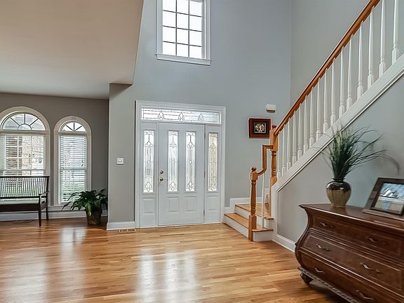 5th image of 218 Colonial Dr