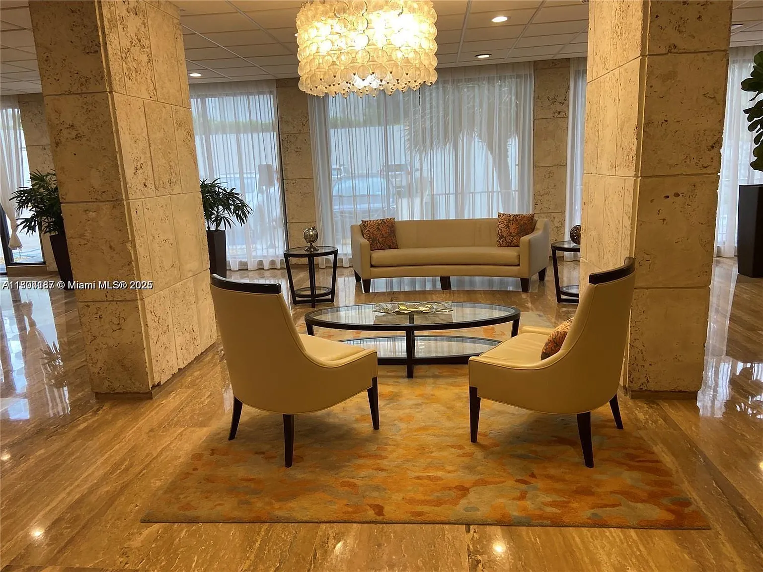 Hemispheres Condo — Photo 1