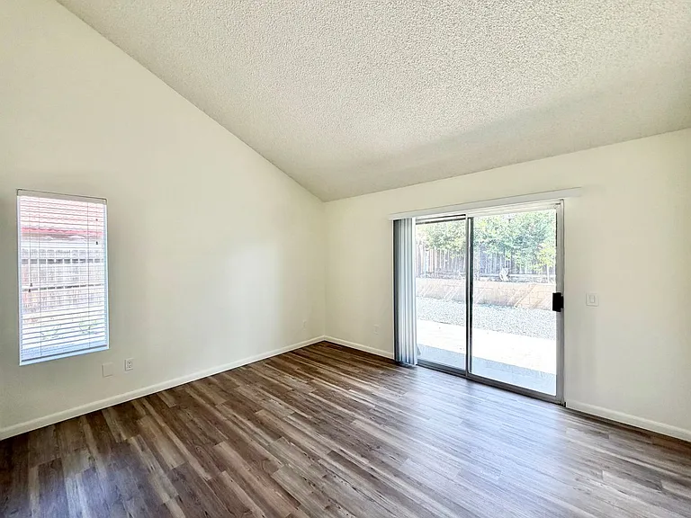 24690 Rugby Ln — Photo 24