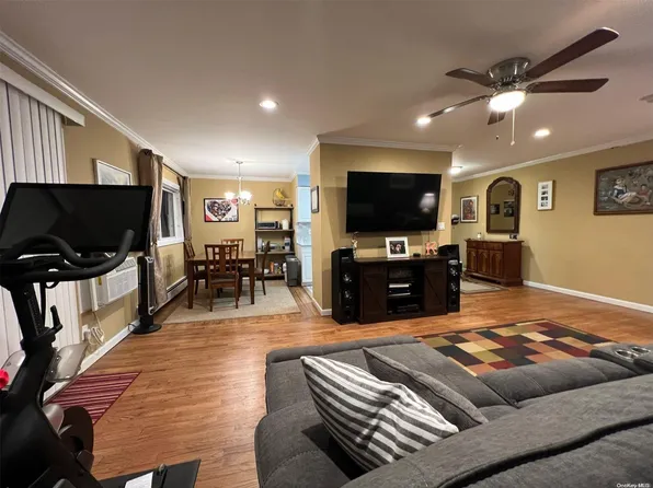 1 Toms Point Lane #4B, Port Washington, NY 11050