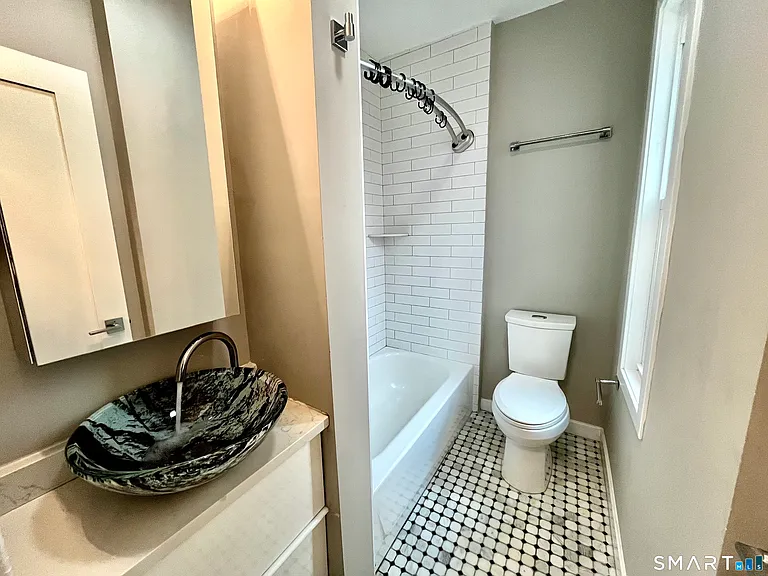 597 Chapel St #2R — Photo 8