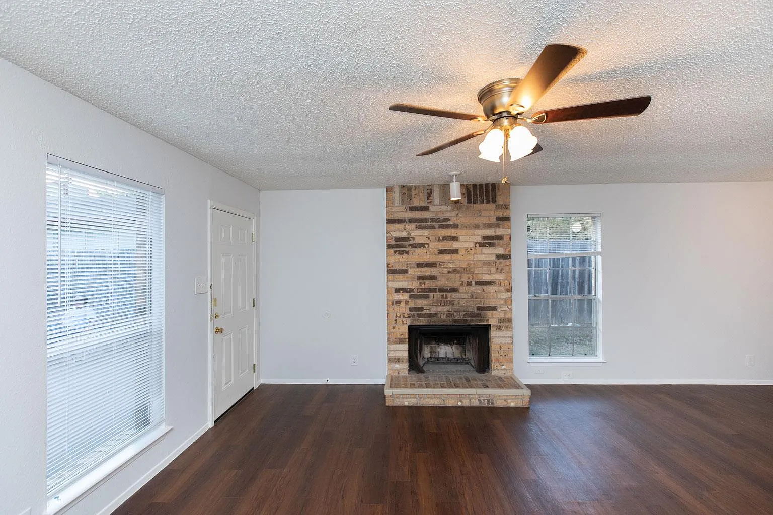 2 bed, 2.0 bath, 949 sqft, $1,350 — Photo 3