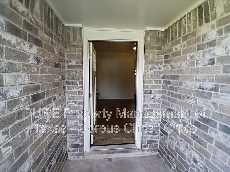 2725 Allencrest Dr — Photo 3