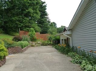 2103 Wainwright Rd SE, New Philadelphia, OH 44663