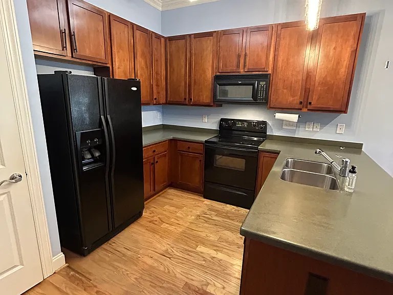622 N Elm St #H — Photo 8