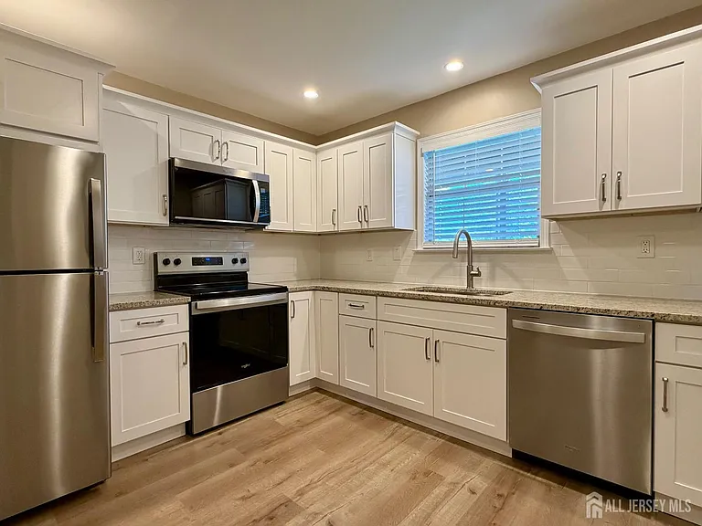 8 Benjamin Franklin Dr #F — Photo 2