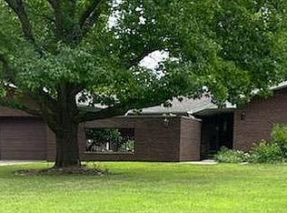 18 Hillcrest Dr, Bushnell, IL 61422