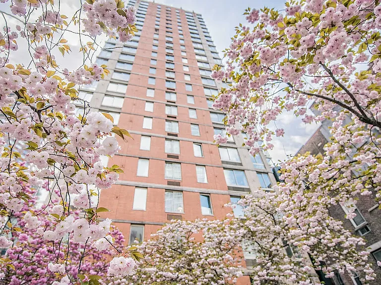 305 W 50th St #4A — Photo 28