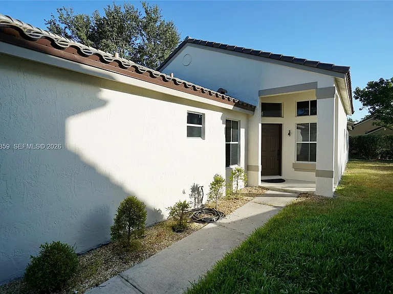 658 Stanton Dr — Photo 4