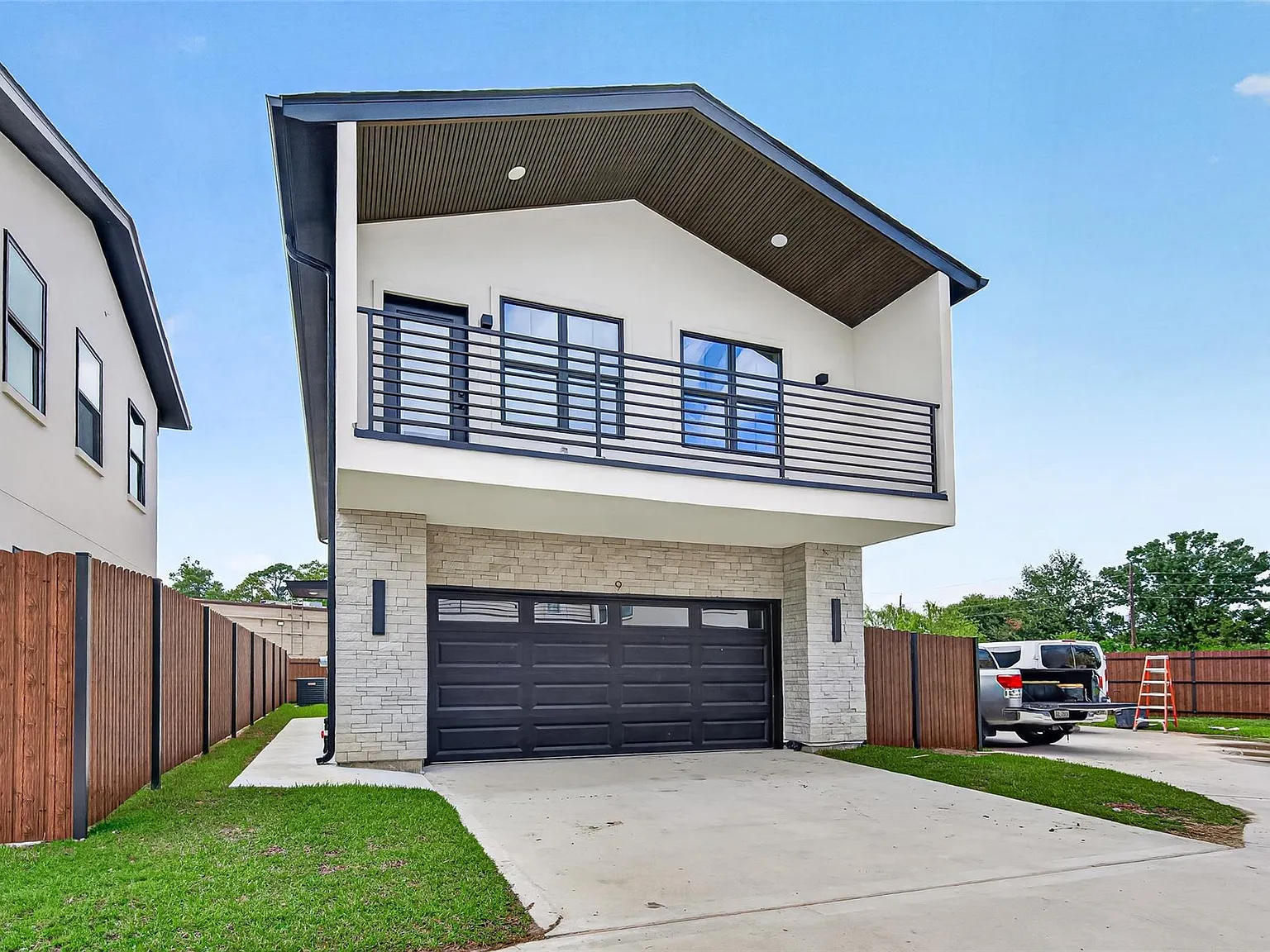3 bed, 2.5 bath, 1900 sqft, $2,550 — Photo 2