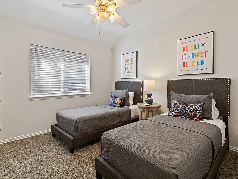 1438 Royal Oaks Dr — Photo 17