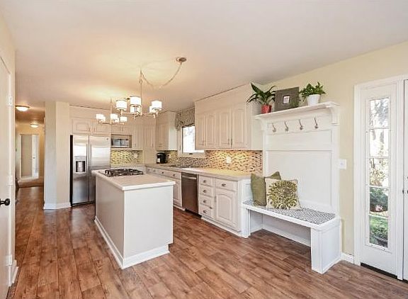 Large kitchen w/lots of prep space and plenty of storage. Eat-in dining with lake view.
