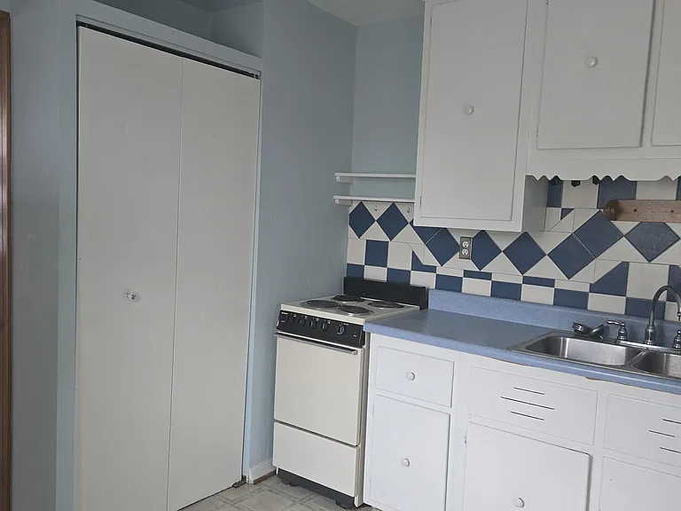 1305 Saint Michaels Ln — Photo 10