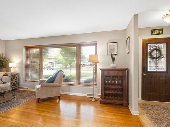 3rd image of 1110 E Dogwood Ln
