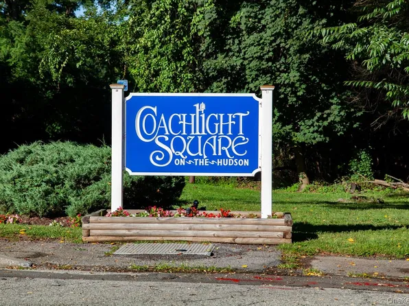 90 Coachlight Square, Montrose, NY 10548