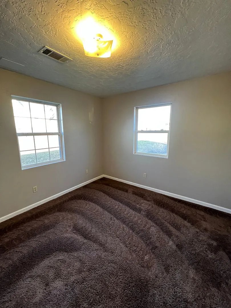 2 BD, 2 BA Desirable Duplex in Martin! — Photo 4